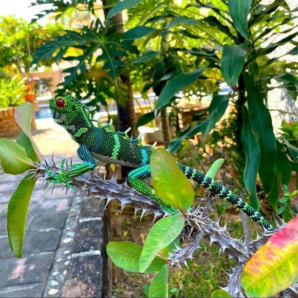 Iguana sculpture made with 10000 tiny glass seed beads over an Algodon armature